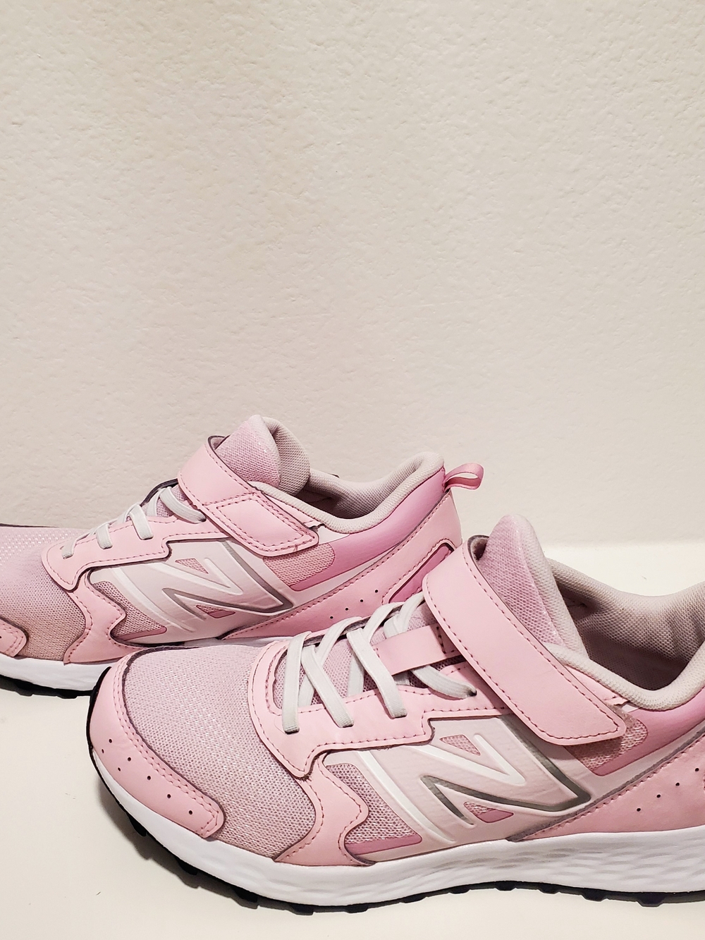 New Balance Unisex Pink Athletic Sneakers, Kids Size 6.5, Women's Size 8
